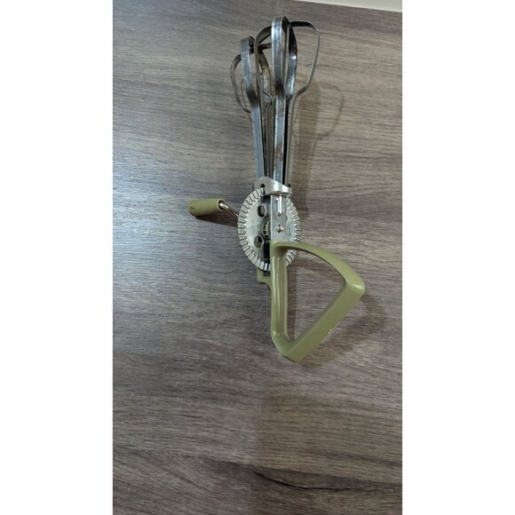 Vintage Hand Crank Egg Beater Whisk With Olive Handle - Retro Kitchen Tool prop - Picture 5 of 5